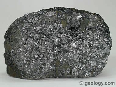  Ilmenite: Một Kho Tàng Titanium Trong Lòng Trái Đất!