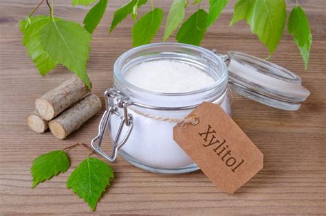 Xylitol:  Một chất liệu sinh học kỳ diệu cho ứng dụng trong nha khoa và dược phẩm?